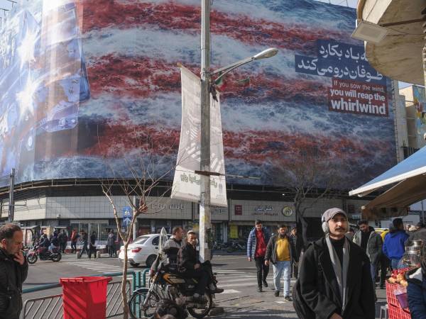 Vista de un mural en la plaza Enghelab de Teherán que muestra un portaaviones de Estados Unidos destruido, en un gesto de desafío ante Washington.
