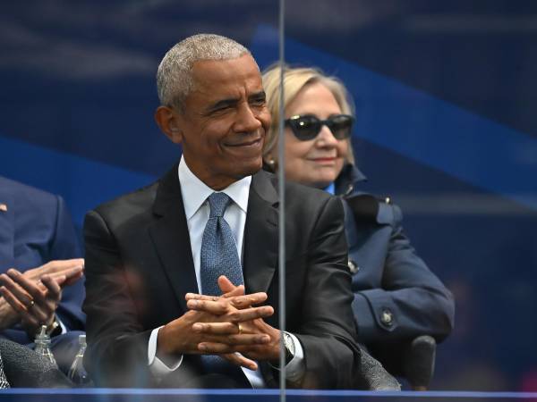Fotografía de archivo del 18 de junio de 2026 que muestra al expresidente de Estados Unidos, Barack Obama, durante la ceremonia de inauguración del Centro Presidencial Obama en Chicago (Estados Unidos). EFE/ Victor Hilitski