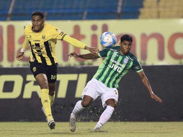 Juego disputado entre Marathón y Real España en los primeros minutos.