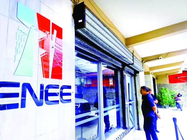 <b>Un abonado se dispone a entrar a la oficina de reclamos en barrio Guamilito de SPS.</b>