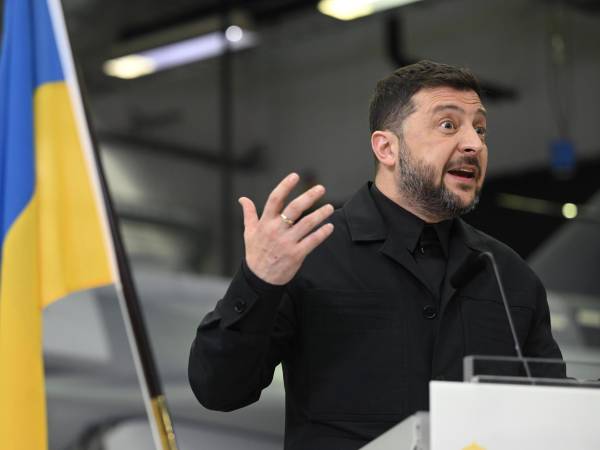 El presidente ucraniano Volodymyr Zelensky asiste a una conferencia de prensa tras una reunión con el primer ministro sueco Ulf Kristersson y una visita a Saab en Linkoping, Suecia, 22 de octubre de 2025.