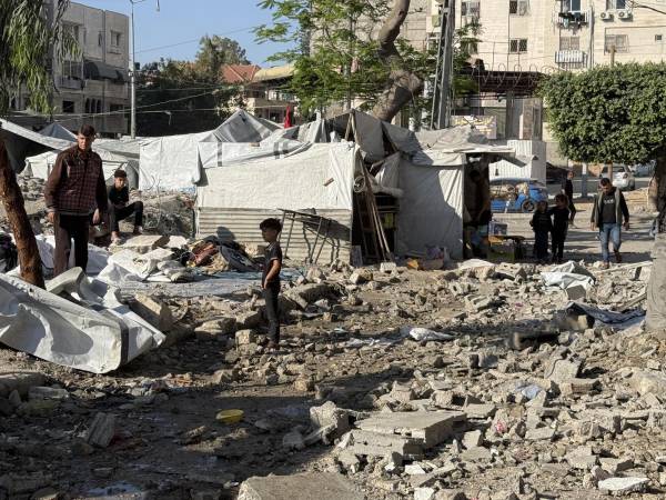 Foto de una vivienda en el centro de la ciudad de Gaza tras un ataque del Ejército israelí. EFE/ Ahmad Awad