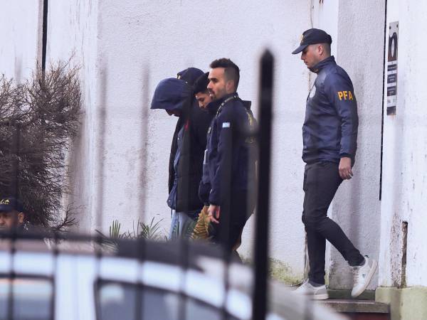 El jugador francés de Rugby, Oscar Jegou, es escoltado por la policía argentina.