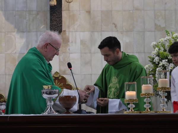 La Parroquia La Santa Cruz de San Pedro Sula recibió con alegría a su nuevo equipo sacerdotal.