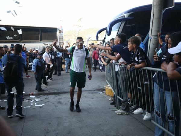 Los aficionados del Motagua le lanzaron billetes a Henry Figueroa.