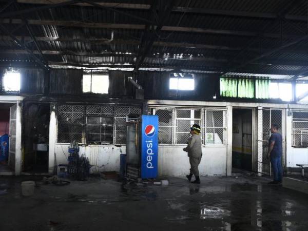 Así quedó el local donde se originó la explosión y posterior incendio en el mercado Medina de San Pedro Sula.