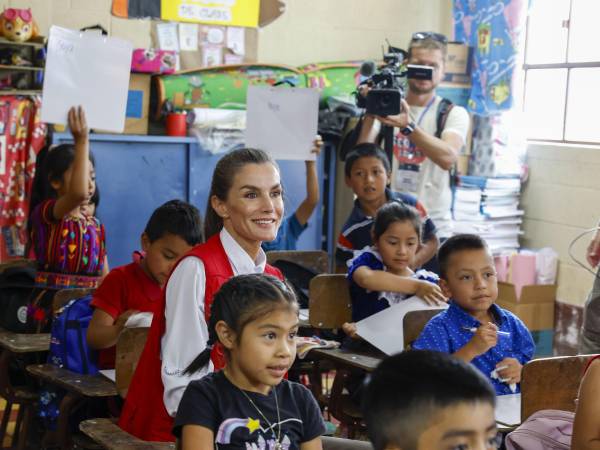 La reina de España, Letizia, culminó una visita a Guatemala para conocer los proyectos de cooperación en el país centroamericano, principalmente en favor de las poblaciones indígenas.