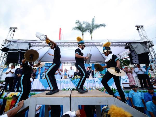 La banda del JTR deslumbra en los desfiles patrios de San Pedro Sula.