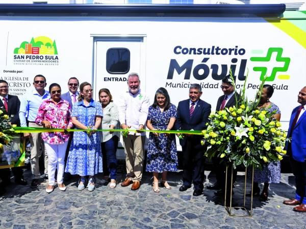 <b>Las autoridades municipales recibieron la clínica de manos de los representantes de la iglesia.</b>