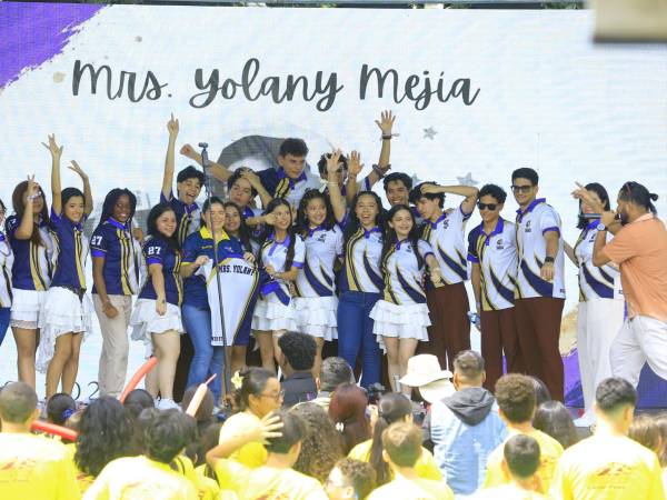Los jovencitos también posaron muy felices con su querida maestra, Yolani Mejía.