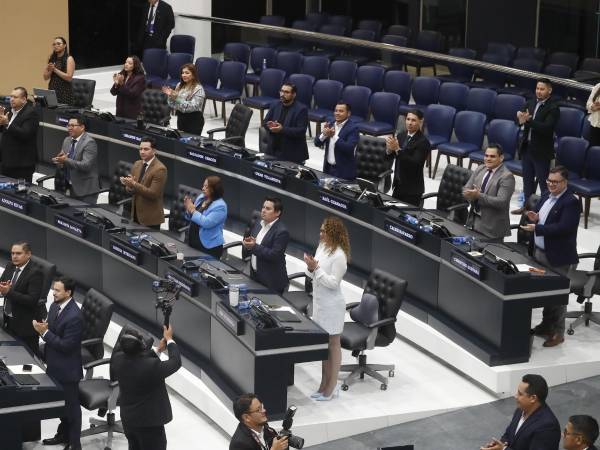 La Asamblea Legislativa de El Salvador, dominada por el partido gobernante NI, aprobó una reforma constitucional que permite la cadena perpetua de prisión para homicidas, violadores y terroristas, propuesta por el Gobierno del presidente Nayib Bukele, y que posteriormente debe ser ratificada. EFE/Rodrigo Sura