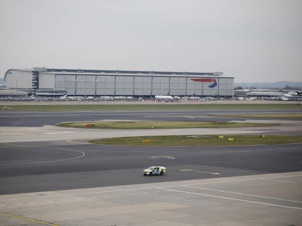 Un vehículo policial en una pista vacía del aeropuerto de Heathrow en Londres, el 21 de marzo de 2025. EFE/EPA/TOLGA AKMENUn vehículo policial en una pista vacía del aeropuerto de Heathrow en Londres, el 21 de marzo de 2025. EFE/EPA/TOLGA AKMEN