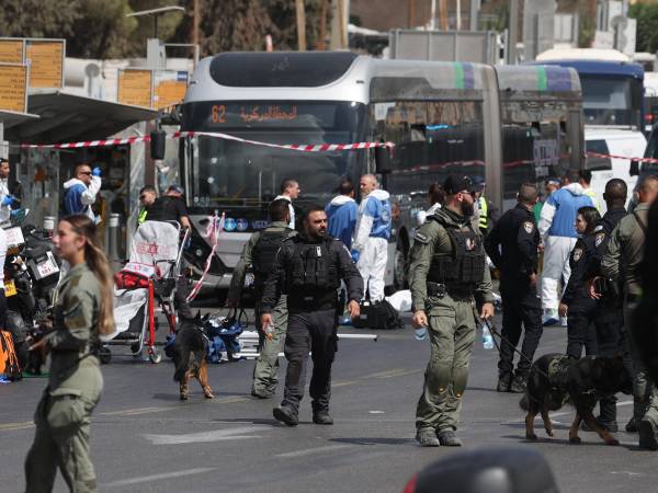Seis personas murieron y otras doce resultaron heridas, varias de ellas de gravedad, en el ataque a tiros este lunes por parte de dos personas, que fueron neutralizadas en el lugar, ocurrido en el norte de Jerusalén, según informó el servicio de emergencias israelí Magen David Adom (MDA).