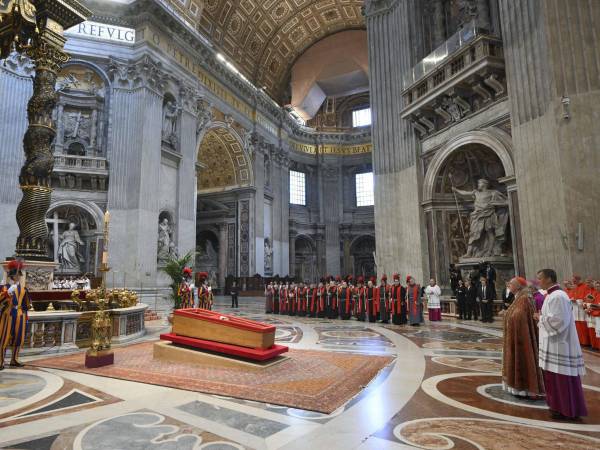 Aunque Francisco hizo algunos cambios en el 'Ordo Exequiarum Romani Pontificis', el documento que regula los funerales del papa, las exequias del sábado serán igual de solemnes y cargadas de símbolos como las de su predecesores, como se ve en el libreto de la ceremonia publicado este jueves.
