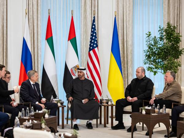 Los participantes en las negociaciones Ucrania-Rusia de Abu Dabi.