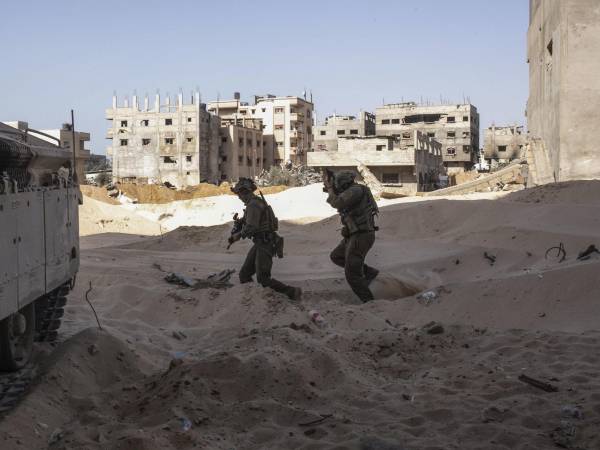 Soldados israelíes se despliegan en la ciudad de Gaza en octubre de 2025.