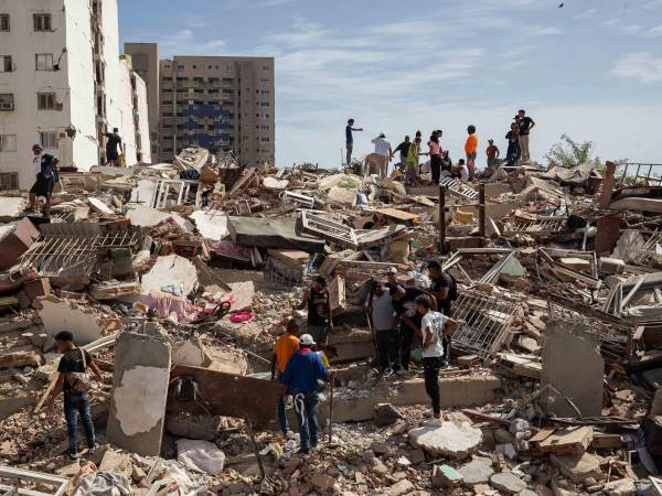El número de fallecidos en Venezuela a causa de los dos terremotos de ayer miércoles se elevó a 188 y el de heridos a 1.520, mientras que al menos 346 construcciones, entre edificios, hospitales y centros comerciales, resultaron afectadas, informó el presidente de la Asamblea Nacional (AN, Parlamento), el chavista Jorge Rodríguez. EFE/ Ronald Peña R.