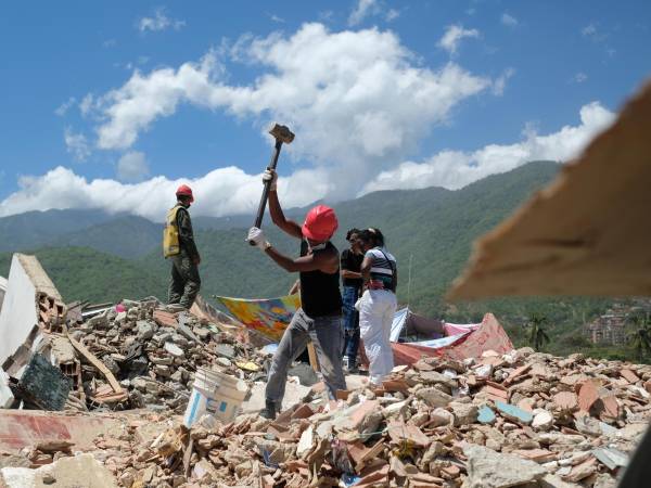 Voluntarios trabajan en la remoción de escombros de los edificios Mision Vivienda OPPE luego del doble terremoto de magnitud 7,2 y 7,5 ocurrido el pasado 24 de Junio, este martes en La Guaira (Venezuela).