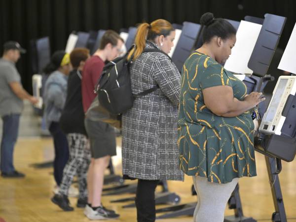 Personas votan anticipadamente en el Centro Comunitario Columbia Heights, en Wahington (Estados Unidos).