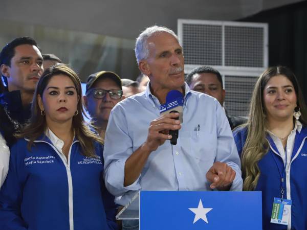 El candidato a la Presidencia de Honduras por el Partido Nacional, Nasry Asfura, hablando en una rueda de prensa en Tegucigalpa.