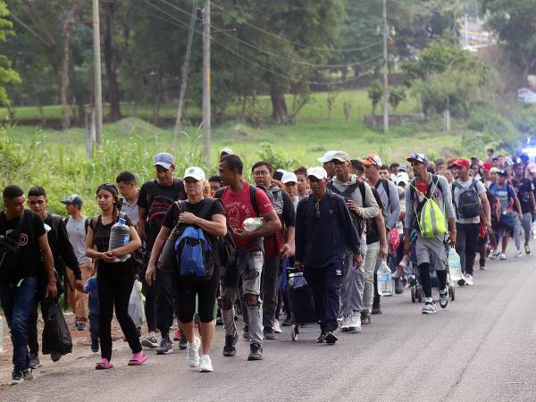 Migrantes de diversas nacionalidades caminan en caravana este lunes para dirigirse a la frontera con Estados Unidos.