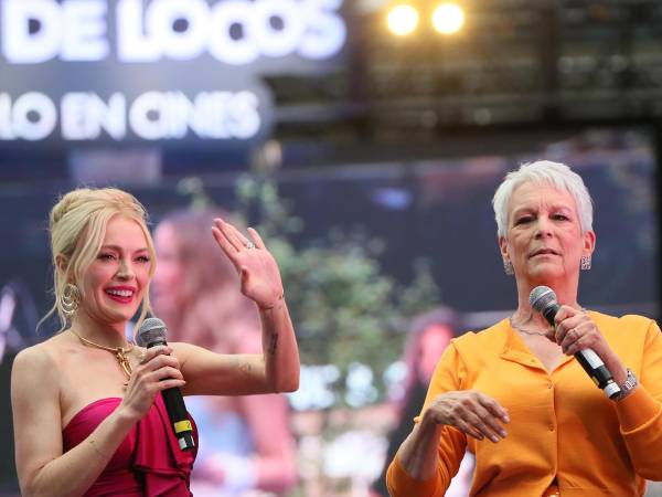 Las actrices estadounidenses Lindsay Lohan (i) y Jamie Lee Curtis hablan durante la alfombra roja de la película 'Otro viernes de locos' este jueves, en Ciudad de México (México).