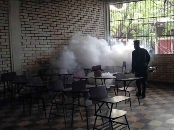 Una brigada de fumigación contra el mosquito transmisor del dengue en una escuela de un barrio de la Tegucigalpa (Honduras).