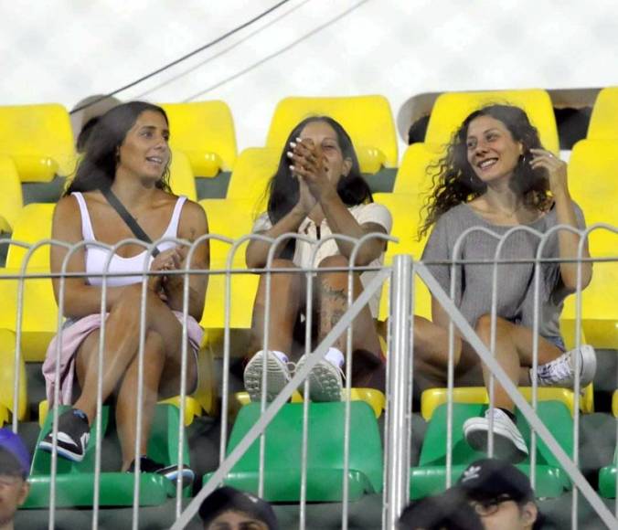 Iara, Camila y María Pía fueron sensación en las gradas del estadio Carlos Miranda de Comayagua el domingo pasado en el partido del Olimpia ante Honduras Progreso.