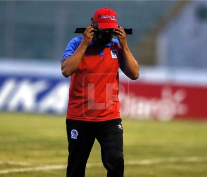 Pedro Troglio colocándose la mascarilla que utiliza para los partidos del Olimpia.