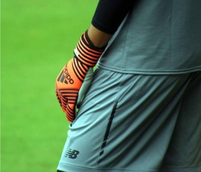 Los guantes de Keylor Navas también estan personalizados por Adidas.