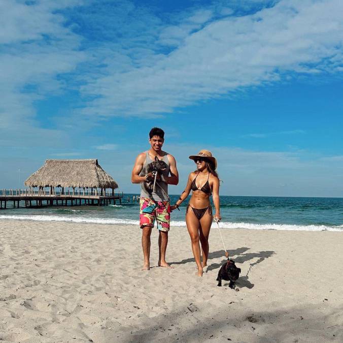 Posteriormente Mauricio Dubón decidió disfrutar de las bellas playas y su lugar escogido fue la ciudad de Tela. Su esposa Nancy Herrera deslumbró.