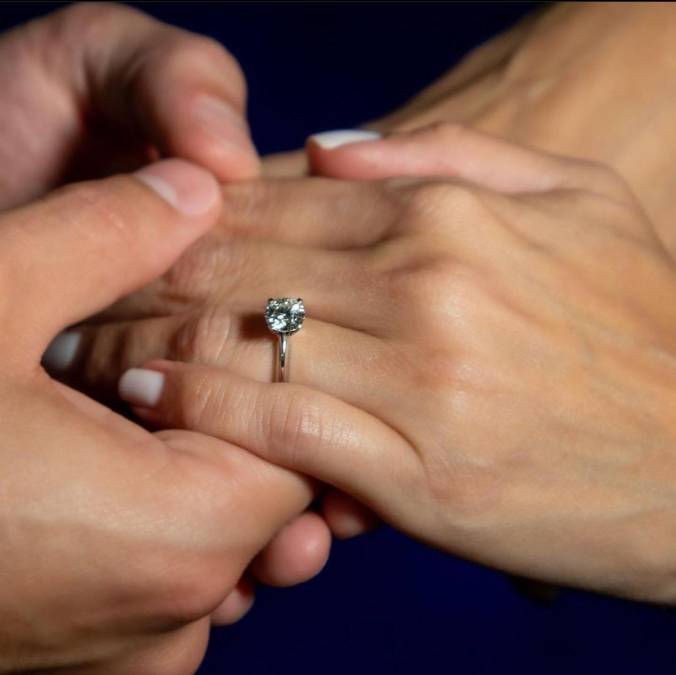Tomados de la mano, los hoy futuros esposos, modelan el hermoso anillo de compromiso.
