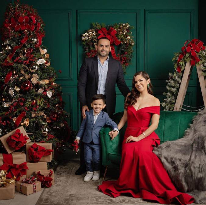 La bella presentadora Melissa Valeriano publicó una hermosa sesión de fotografías junto a su familia, la cual acompañó con este mensaje: “Feliz Navidad, que Dios bendiga cada uno de sus hogares, que la paz y el amor de estas fiestas navideñas permanezca por siempre con ustedes y su familia”, escribió. 