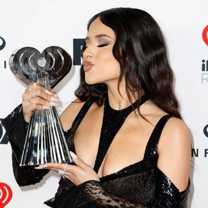 En medio de toda la tormenta, Becky G deslumbró en la premiación tras obtener un galardón por “Canción Pop Latina del Año”.