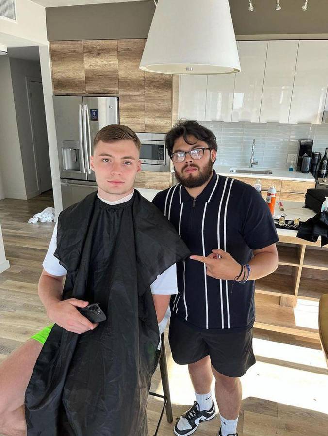 El basquetbolista estadounidense Christian Braun, de los Denver Nuggets de la NBA, posando con Kilver Martínez.