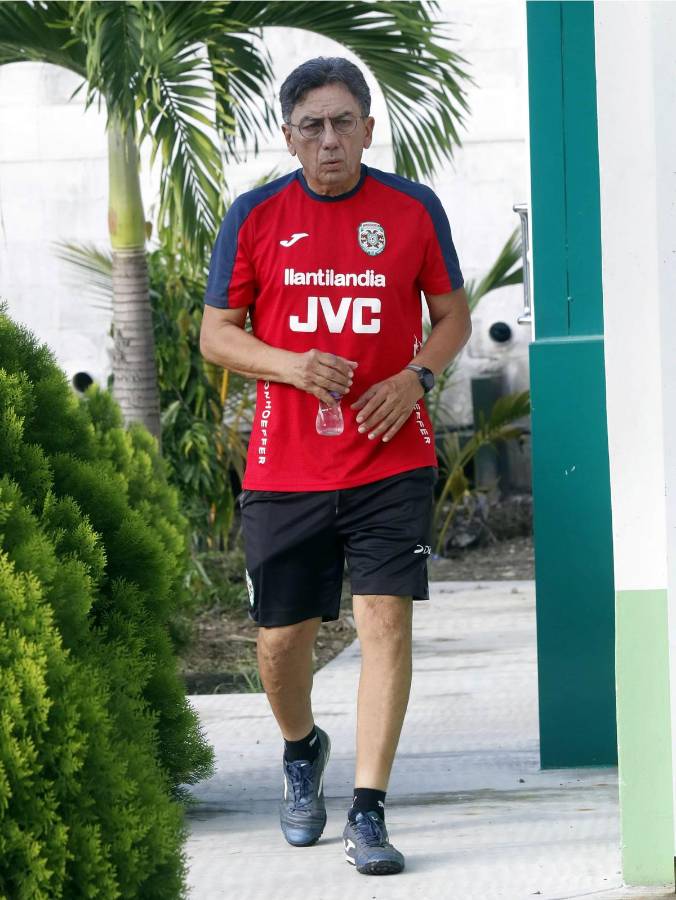 Salomón Nazar llegando al entrenamiento de este viernes del Marathón.