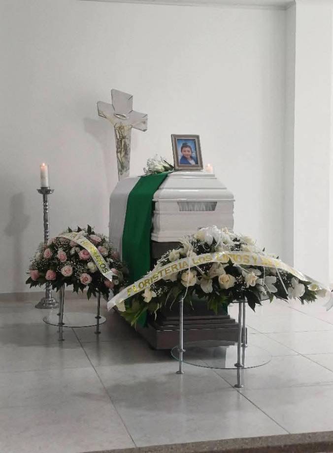 Familiares, amigos y conocidos de la Laura lamentaron profundamente la trágica muerte y piden justicia antes las autoridades.