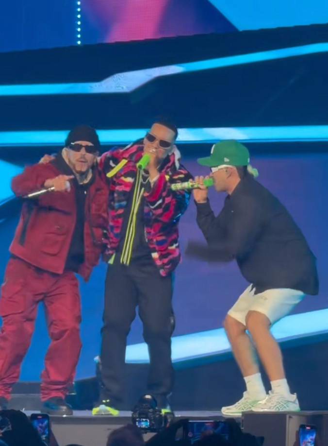 Yandel también se unió a la mega fiesta de despedida para su amigo y colega, lastimosamente, Wisin no pudo asistir y la gente sintió su ausencia. Sin embargo, Daddy Yankee se encargó de sorprender a todos con otro invitado especial. Fue Ferxxo quien acompañó a los veteranos en una increíble interpretación del tema “Yankee 150”, un remix del sencillo “Yandel 150”, uno de los más sonados de este año.