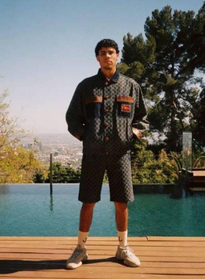 Bernie ha confesado en algunas ocasiones que le gustaría seguir los pasos de su hermano mayor en la música.