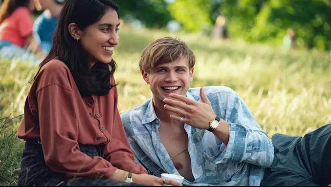 <b>“SIEMPRE EL MISMO DÍA”</b>El relato se centra en la historia de Emma Morley (Ambika Mod) y Dexter Mayhew (Leo Woodall), cuyo primer encuentro se produce la noche de su graduación universitaria, el 15 de julio de 1988. A partir de ese momento, la trama sigue su relación a lo largo de dos décadas, registrando cómo se encuentran y se separan el mismo día de cada año. A través de estos encuentros anuales y en 14 capítulos se exploran los cambios en sus vidas, sus aspiraciones personales, las relaciones que conforman con otras personas, los desafíos que enfrentan, y cómo el amor y la amistad se entrelazan en sus experiencias.