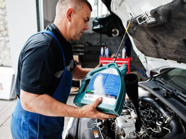 Es recomendable seguir las especificaciones del fabricante del vehículo al elegir el tipo de líquido de frenos adecuado para el caso.