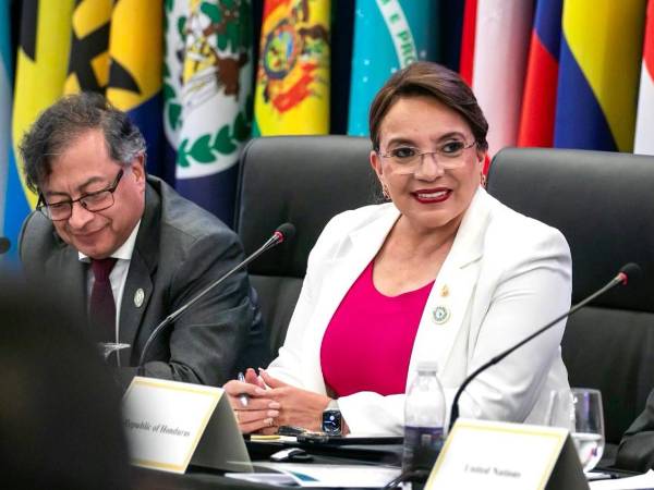 Xiomara Castro, presidenta de Honduras y de la Celac, junto a Gustavo Petro.