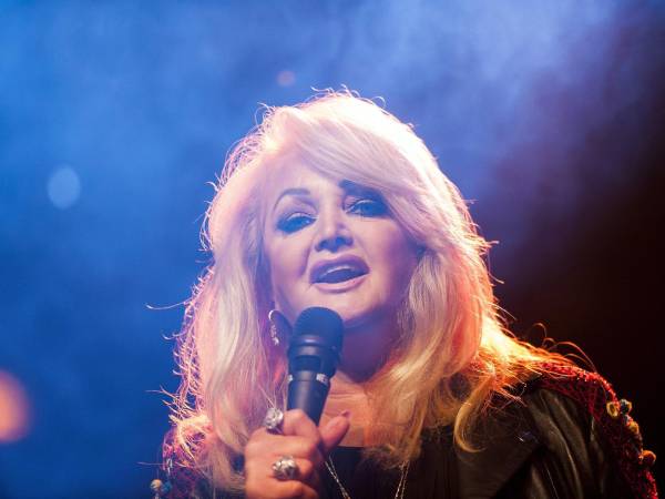 La cantante Bonnie Tyler durante un concierto en Debrecen, Hungría.