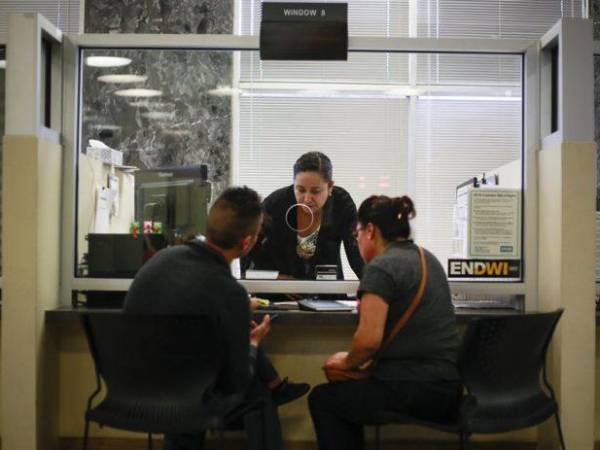 Para obtener una licencia de conducir debe presentarse a una oficina del DMV en su estado con los documentos requeridos para el proceso.