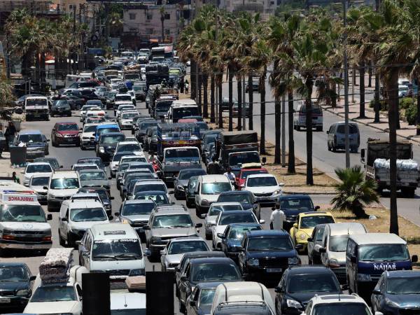 Líbanos con sus pertenencias huyen por la autopista de Sidón hacia Beirut tras los bombardeos israelíes que apuntaron a poblaciones del sur de Líbano, 19 de junio de 2026. (Líbano, Hezbolá) EFE/EPA/WAEL HAMZEH