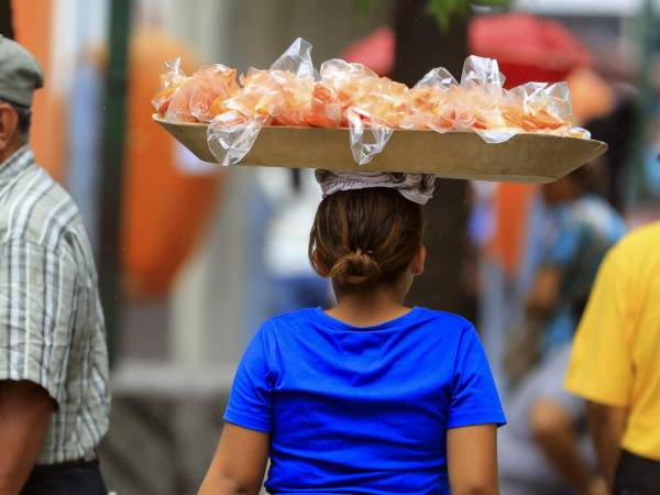 Muchas niñas se ven obligadas a trabajar para poder ayudar en la manutención de sus familias.