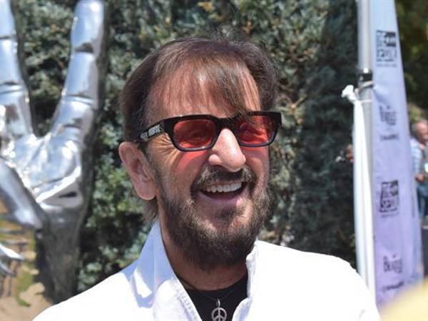 El músico británico interpreta y toca la batería en todas las canciones del álbum, que está programado que salga a la luz en su totalidad el 10 de enero de 2025.