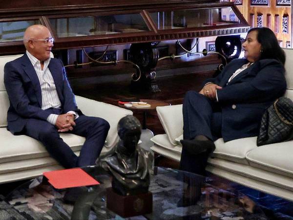 Jorge Rodríguez, representante del chavismo, y Dinorah Figuera, representante opositora.