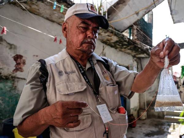 Un trabajador de la Secretaria de Salud (SSa) durante una jornada de prevención de propagación del dengue este miércoles, en Acapulco (México).