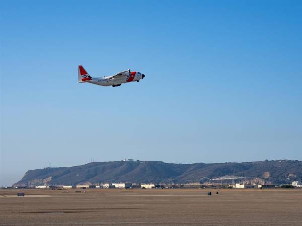 Fotografía sin fecha cedida por la Guardia Costera de Estados Unidos de un avión C-130 despegando para apoyar las operaciones de vuelo de expulsión de extranjeros entre California y Texas, en San Diego (Estados Unidos).